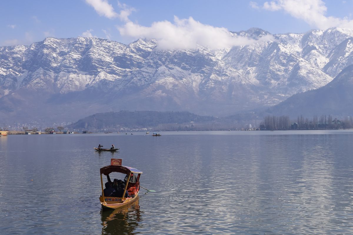 Srinagar between lake and mountains
